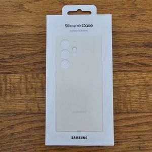 NWT- Samsung Silicone Case for Samsung 23 Ultra. Clear colored